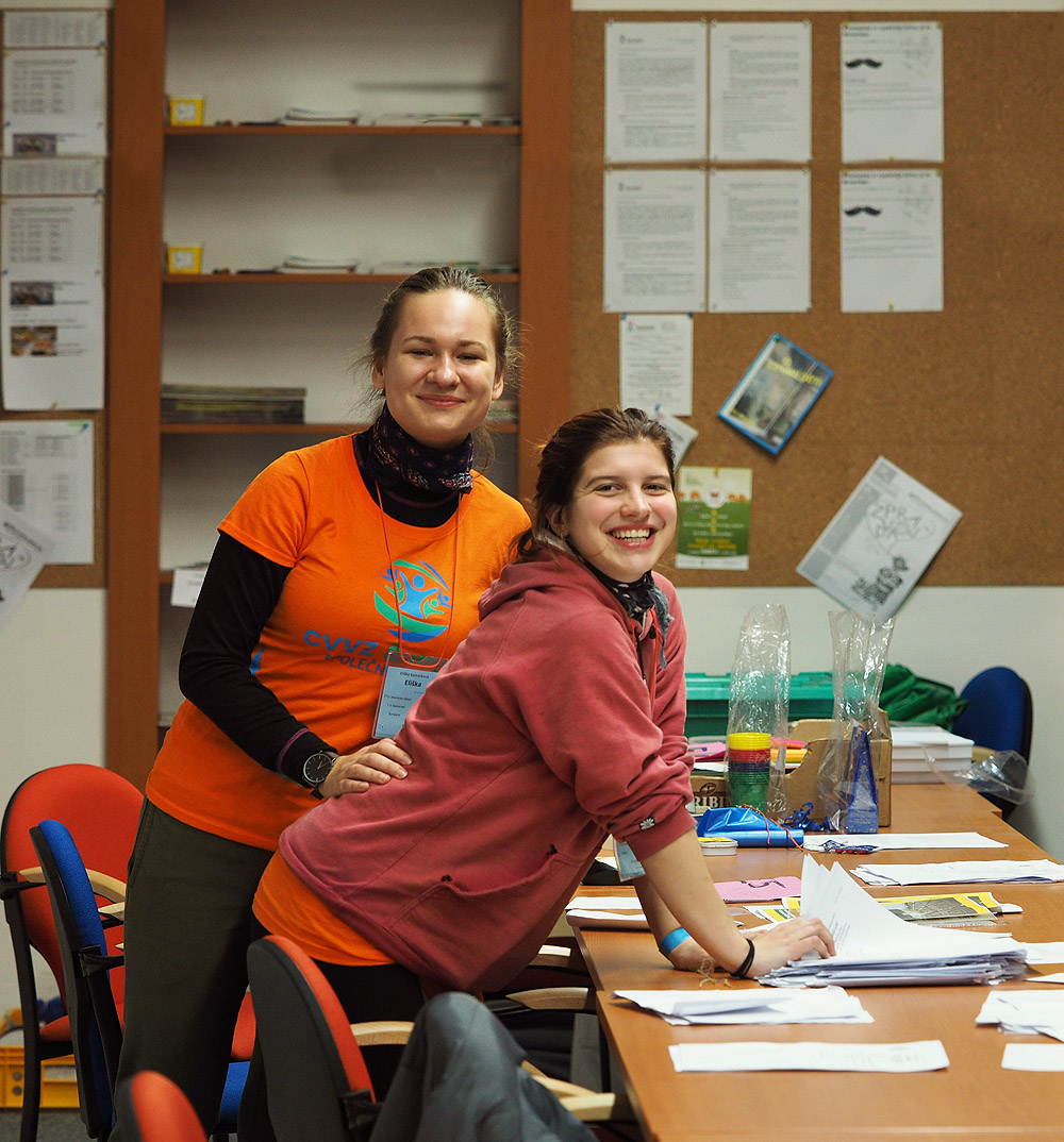 Eliška a Alča v lektorně při řízení hladkého běhu programů. Těch bylo na CVVZce téměř dvě sta, což je organizmus, který není zrovna lehké uřídit.