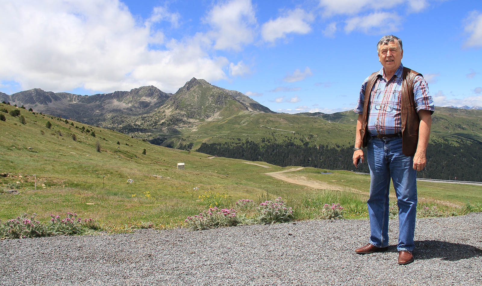 Nebudeme se však loučit šedivým a smutným parte. Zajímavé zážitky z cest po světě zůstanou součástí vzpomínky na pana profesora nejen jako vědeckou osobnost, ale také jako blízkého člověka a přítele.