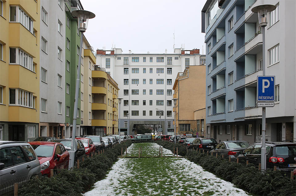 V nejjižnější části se ulice zužuje a končí obřím průjezdem, nad kterým stojí nadační dům. Od roku 2018 s bílou omítkou.