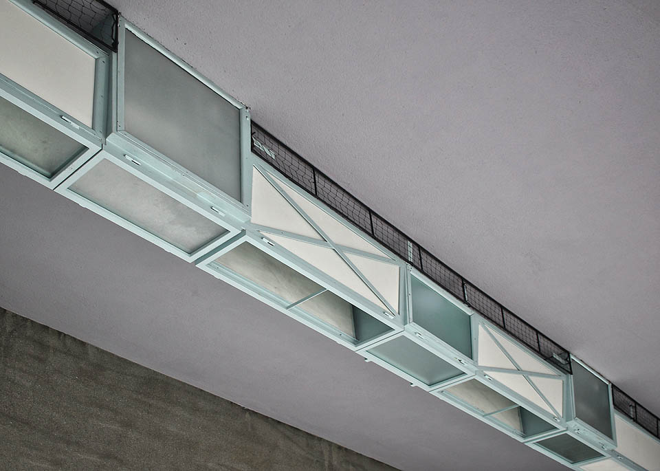 Zajímavým prvkem jsou striktně krabicovitá osvětlovací tělesa v průjezdu. Prosklené lampy střídají neprůhledné krabicy, druhdy hnízdiště mnoha holubů.