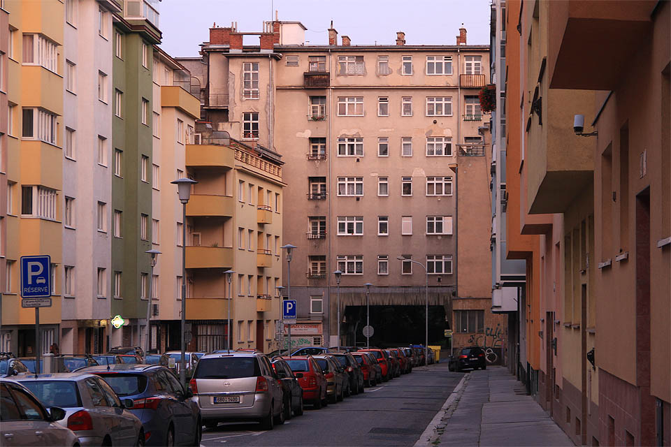 Starší fotografie z roku 2016 ukazuje elegantní omšelost domu před rekonstrukcí. Možná mu to tak slušelo dokonce víc.