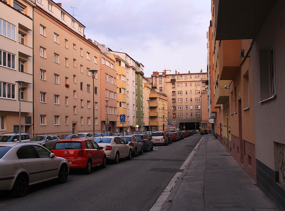 Je spíš ke škodě estetického prožitku, že se počátkem 21. století celá Mášova ulice změnila ve vzorník omítkových barev různých odstínů.