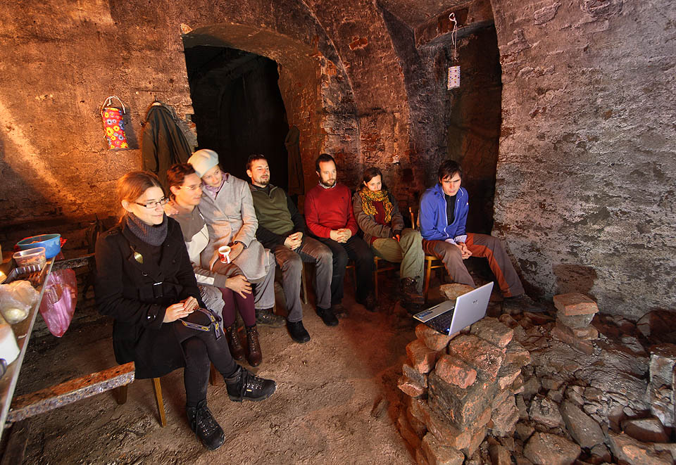 Podzemní vánoční sešlost letos přilákala hned 7 lidí.