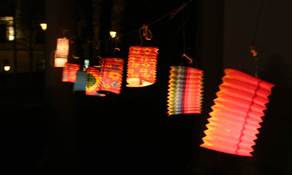 V neděli 17. prosince 2017 prozářily altánek v brněnských Denisových sadech barevné lampiony. Konal se zde stínadelský Večer světel.