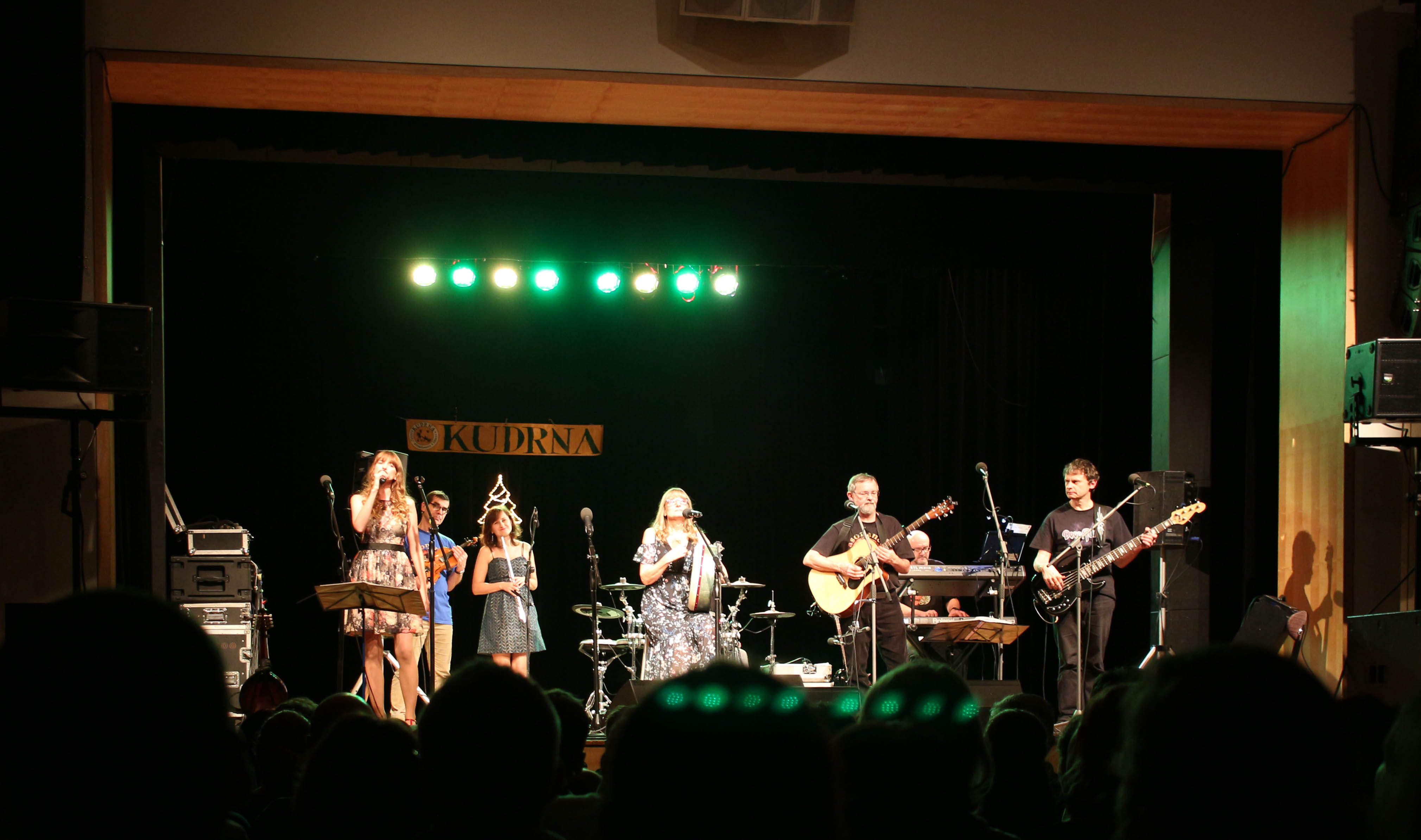 Asonance se naživu ukázala být překvapivě lidskou a příjemnou kapelou. Jejich vtipy byly navíc opravdu vtipné.