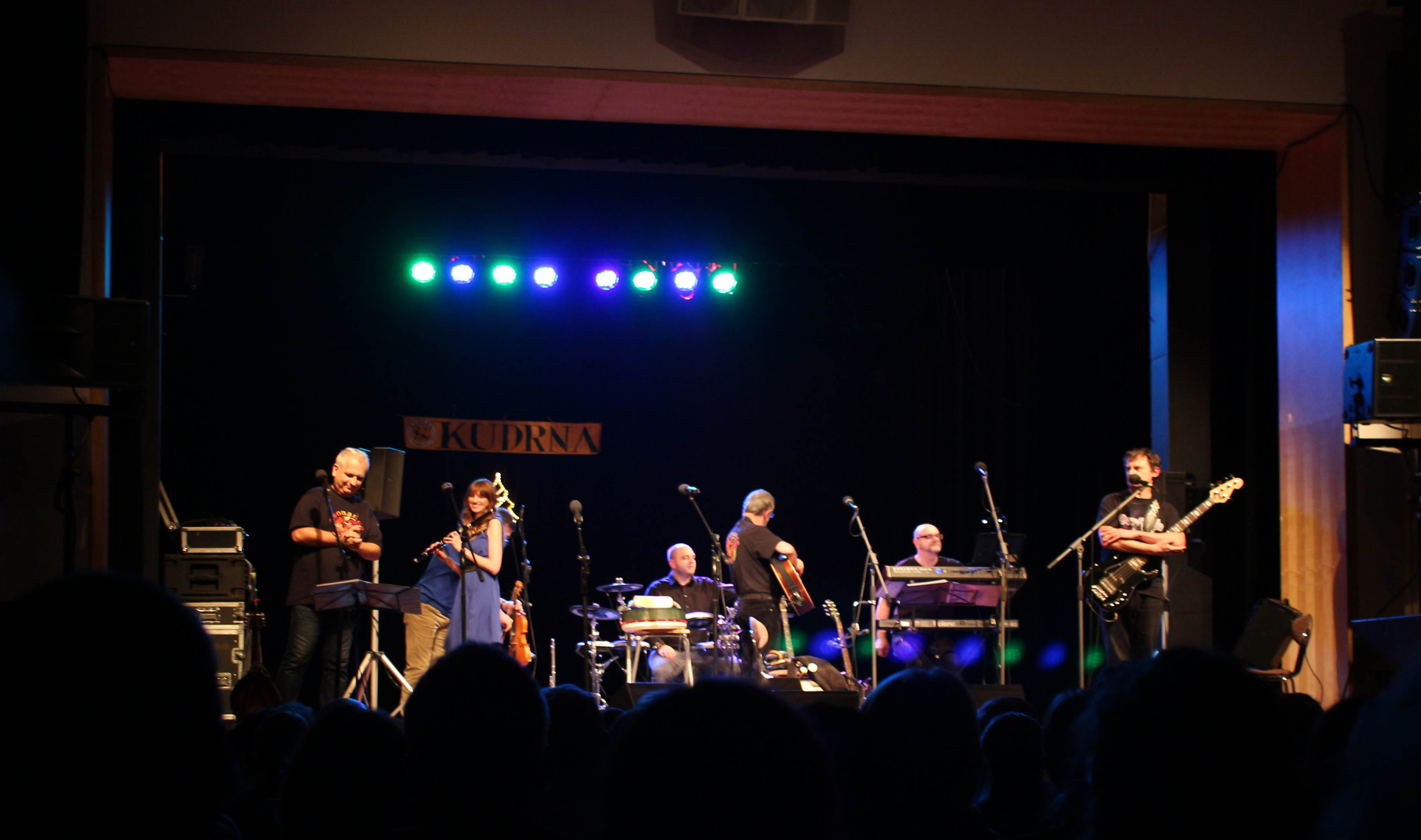 Na jevišti ve zcela zaplněném Semilassu nám předvedli, proč o ně mají pořád zájem posluchači všech věkových kategorií. V sále seděli prostovlasí studenti vedle trampů v kloboukách, babičky, matky i dcery společně s osobami docela neurčitého vzezření.