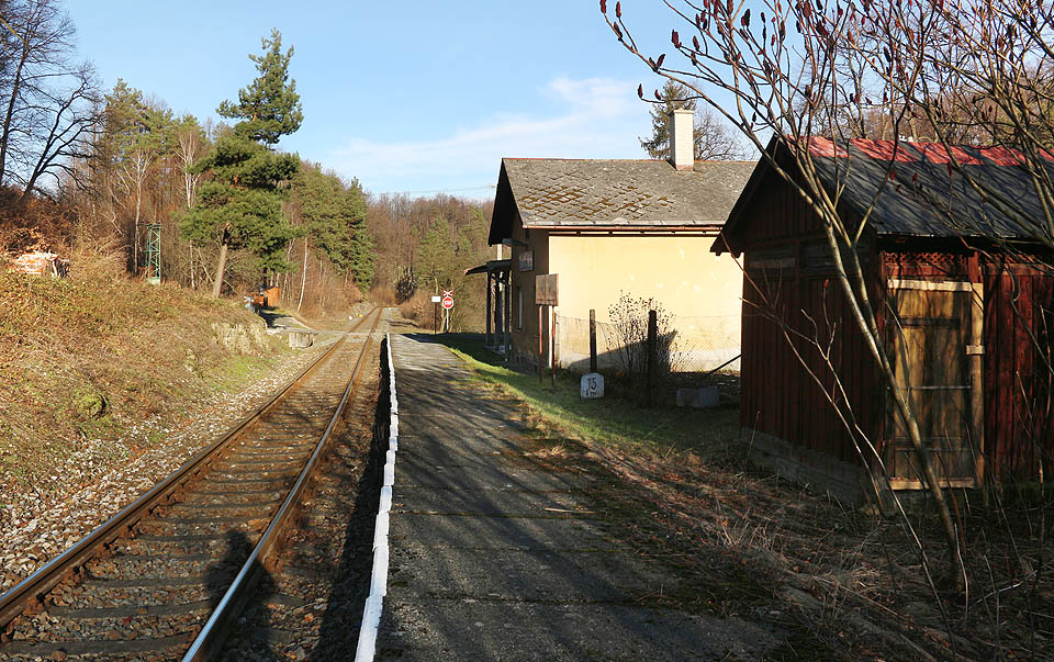 Při jednom z výletů jsme zavítali také do Tomíkovic na <a href="/Tema/Tomíkovice (žzast)">železniční zastávku</a>, která vypadala jako nádraží z jarního trampského snu.