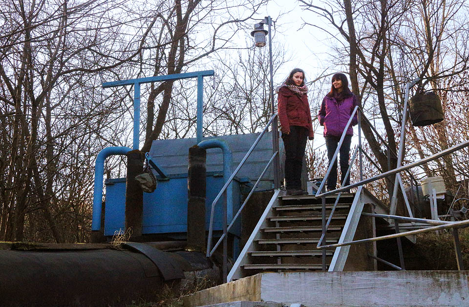 Nejmladší dvě generace ženské části rodiny Sloupovy na rodinné elektrárně.