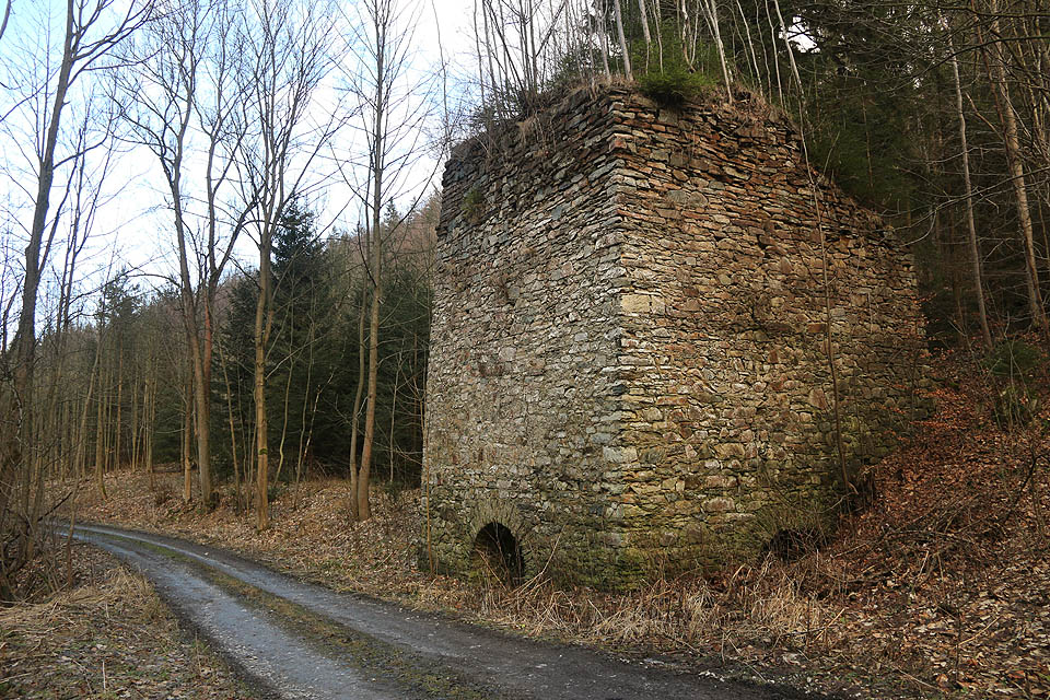 V těsné blízkosti někdejších dolů se nachází úctyhodná vápenka. Stála tu dávno předtím, než byly v roce 1957 uranové doly otevřeny a stojí tu klidně i mnoho let poté, co byly v roce 1968 uzavřeny.