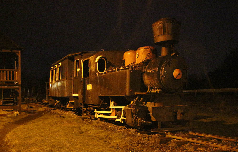 První noc jsme strávili celou na cestě. Abychom si aspoň na chvilku odpočinuli od točení volantem, zastavili jsme se občas u nějaké zajímavosti, třeba u lokomotivního pomníku z ČKD u Vígľaše.