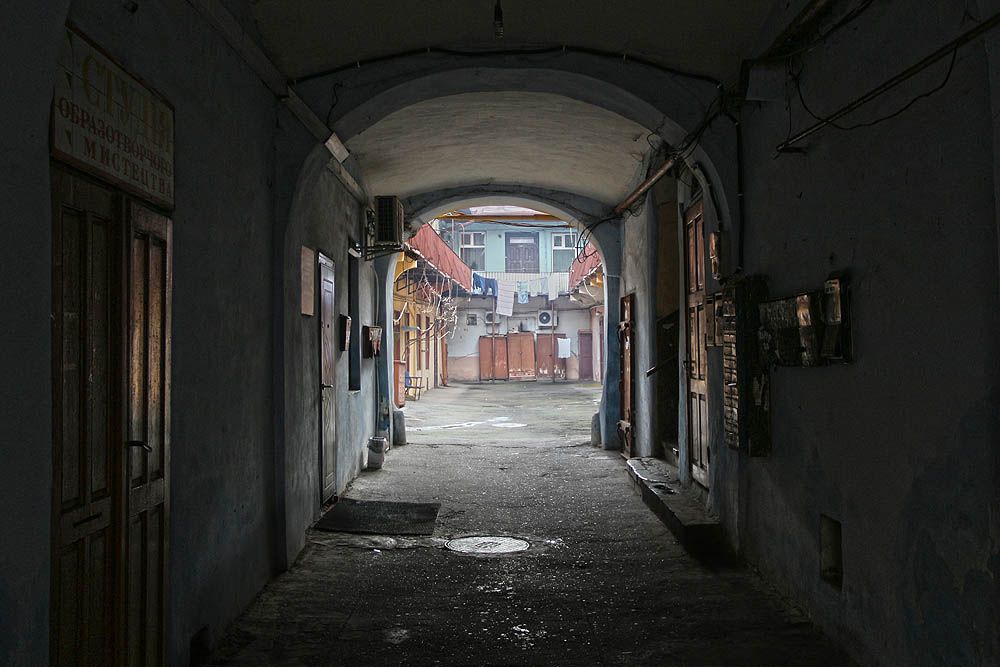 Černovice jsou plné úžasných otevřených dvorů a průchodů, které by se daly prozkoumávat roky.