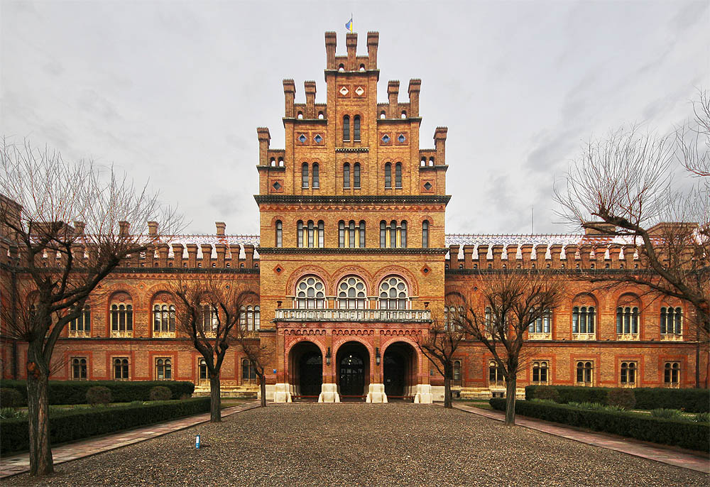 Zřejmě nejnavštěvovanější stavbou ve městě je univerzita (dříve sídlo církevních metropolitů) od architekta Josefa Hlávky, zakladatele nejstarší české nadace.
