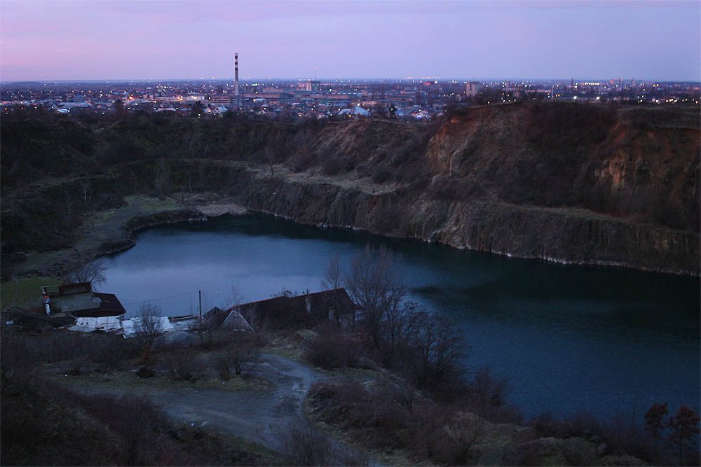 Do Užhorodu jsme přijeli nad ránem a asi dvě hodiny jsme spali v autě, ukrytí nad nově objeveným zatopeným lomem. Za svítání jsme vyrazili do města.