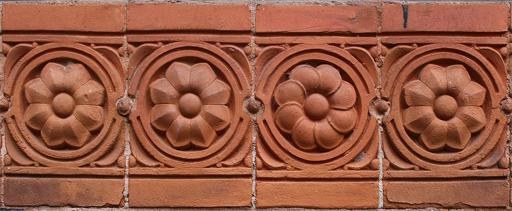 Kromě zajímavé dispozice je stavba precizní i v detailech cihelného zdiva. Vypalované tvarovky s rostlinnými motivy se střídají v pravidelných vzorech.