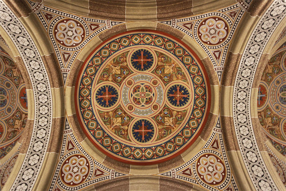 Stropní výmalba v univerzitním kostele v Černovicích.