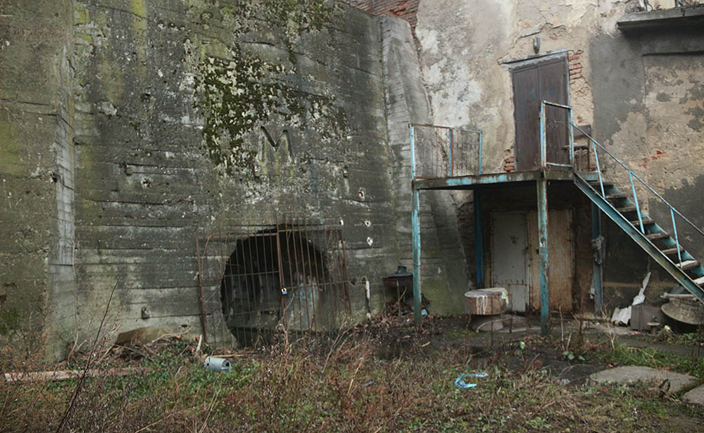 O svém vlastním metru Černovice stejně jako Brno zatím taky jen sní. Díky Doubravce jsme však našli vchod do jednoho z tunelů označených písmenkem M. Trvalo nám ale dva dny, než jsme zdokonalili plán, jak se do tunelů pod městem dostat.