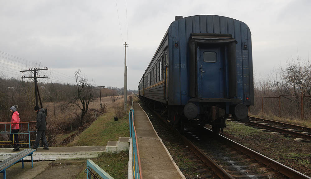 Stanice Criva (tj. Křivá) se nachází na krátkém peážním úseku tratě z Ukrajiny do Ukrajiny přes Moldavsko. Kromě pár domků v besarabské stepi se tu nenachází prakticky nic.
