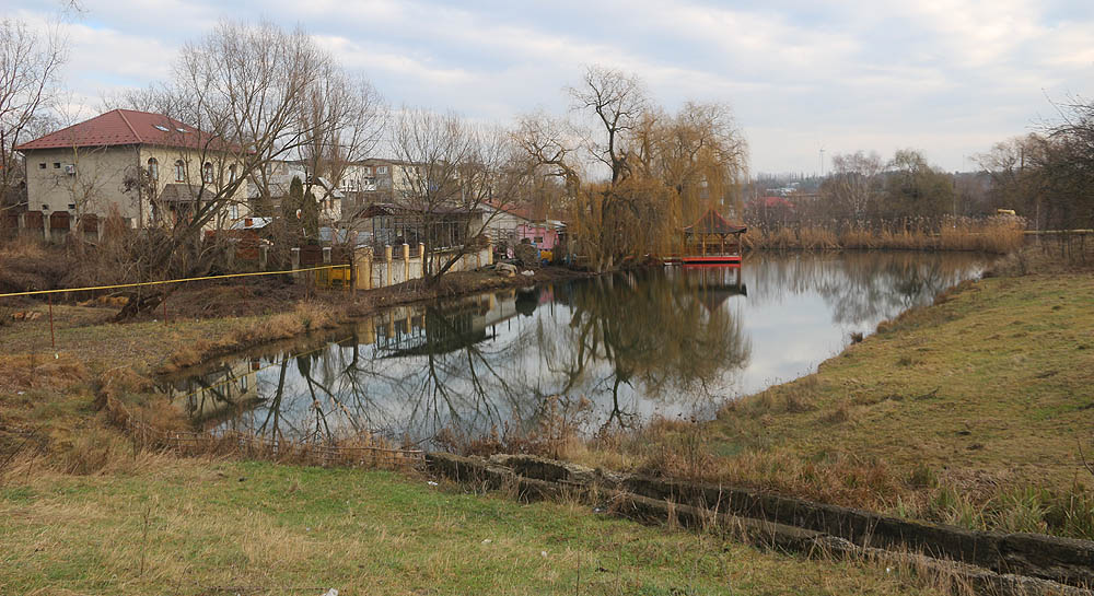 Chvíli nám trvalo, než jsme se stopem a maršrutkami dopracovsli do okresního města Briceni. Kombinace ruštiny a rumunštiny byla zajímavým osvěžením v moři převažující ukrajinské kultury posledních dnů.