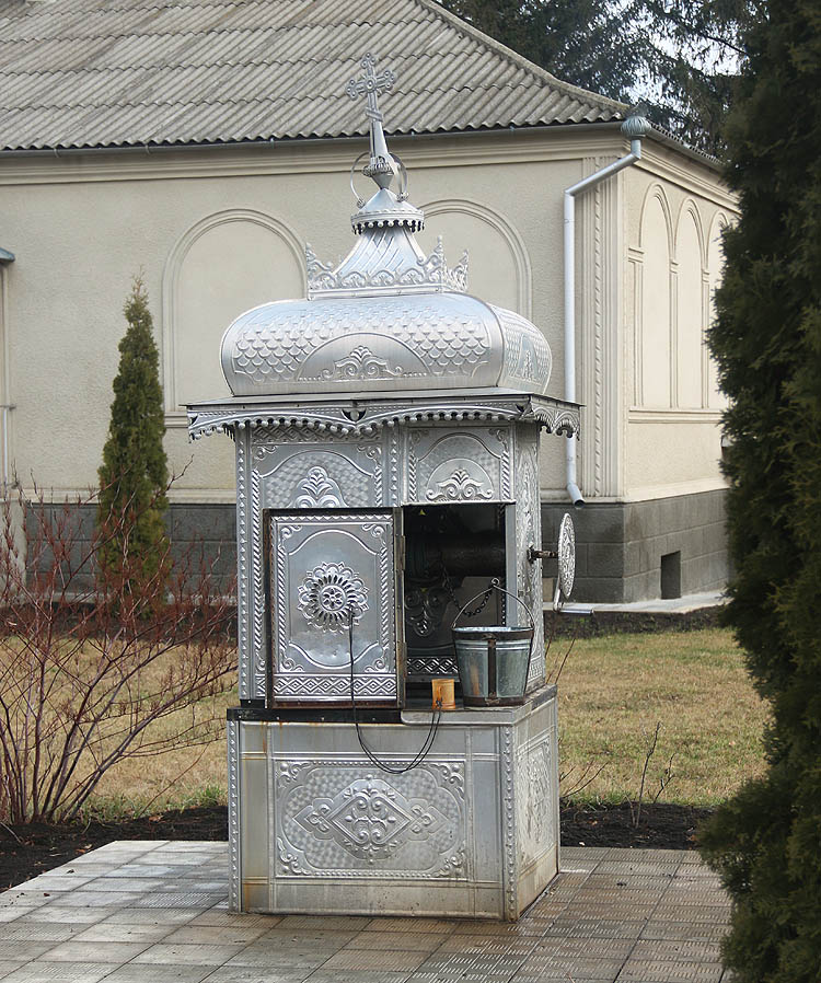 Moldavsko je země ozdobných studní. Stojí na každé ulici, obvykle veřejně přístupné,aby se mohl napít kdokoliv. Což je ovšem občas rizikové, když někde po ulicích tečou stružky domovních splašků. Na snímku je kostelní studna ve městě Briceni s lahodnou vodou.