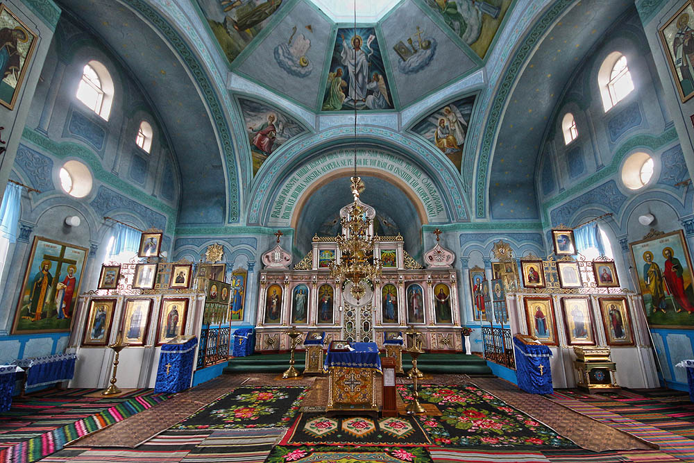 Do hlavního kostela v Briceni nás pozval správce prostší povahy, potkali jsme tu však i popa, který se hotovil na křtinx nově narozených dětí.