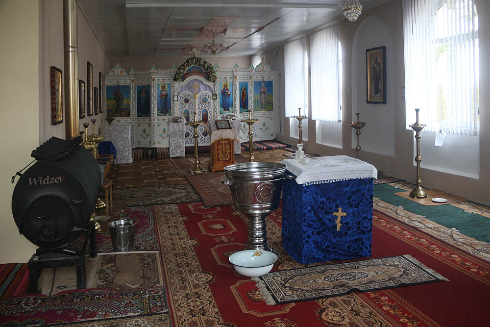 V 90. letech byl poblíž velkého, sto let starého a chladného kostela postaven menší, vytápěný kostel zimní. Voda v křtitelnici se ohřívala ponorným vařičem.