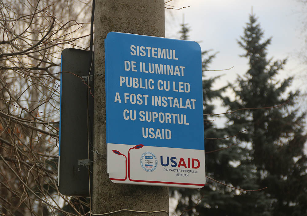 Veřejné pouliční osvětlení v Briceni bylo financováno z programu rozvojové pomoci USA. Tak dopadla země, kde zítra již znamená včera. Jakou roli v tom hráli ilumináti, si lze jen domýšlet.