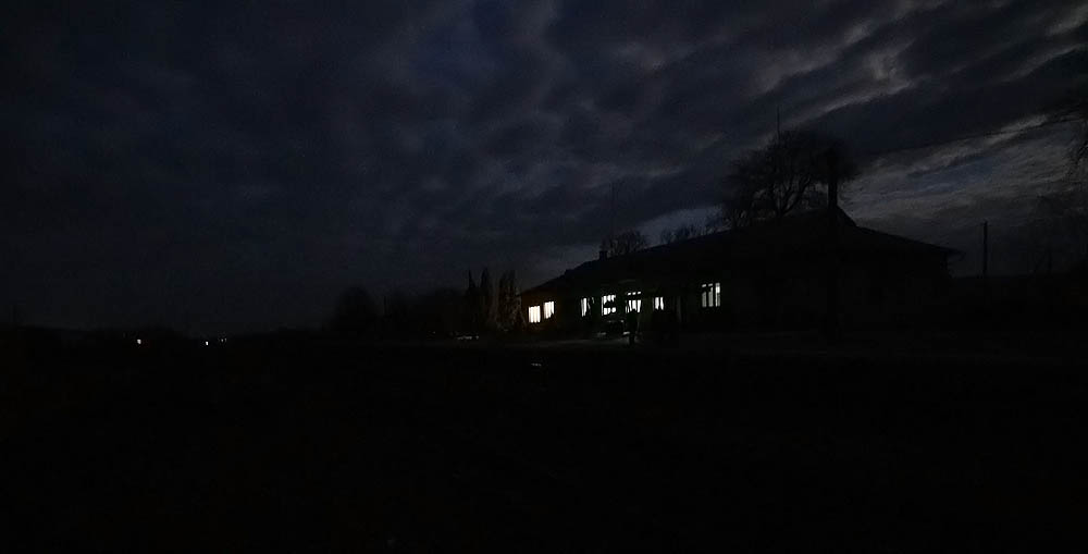 Když se setmělo, nastal čas, dát Moldavsku vale. Maršrutkou a taxíkem jsme dojeli na nádraží Lipcani, v polích daleko za městem, odkud jel vláček se dvěma vagónky zpátky na Ukrajinu. Zapomenutý a tichý kraj…