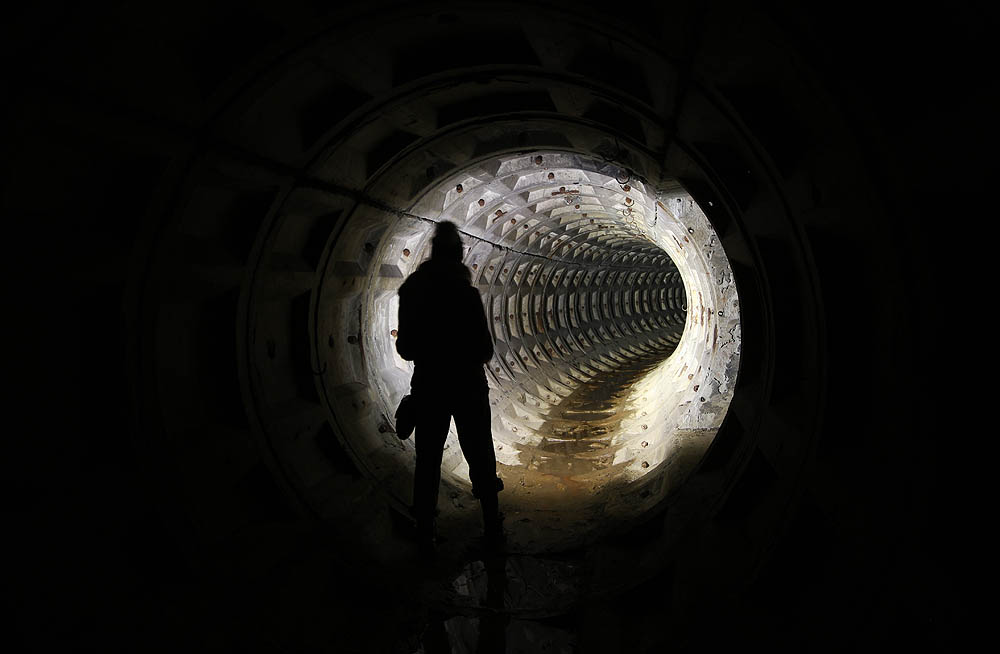 Zlatým hřebem akce se ale stala návštěva „černovického metra“. Po třech dnech příprav od objevení zamřížovaného tunelu se nám konečně podařilo najít vstup a mohli jsme se tak pustit do několikahodinového průzkumu.