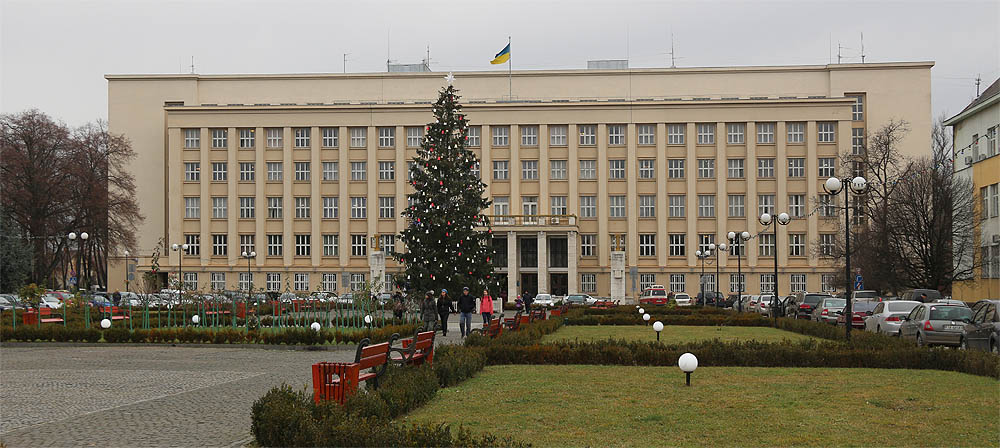Státní československá architektura ze 30. let 20. století stále vede žebříček nejhezčích staveb v Užhorodě. Sídlí tu dodnes nejdůležitější instituce Zakarpatské oblasti.