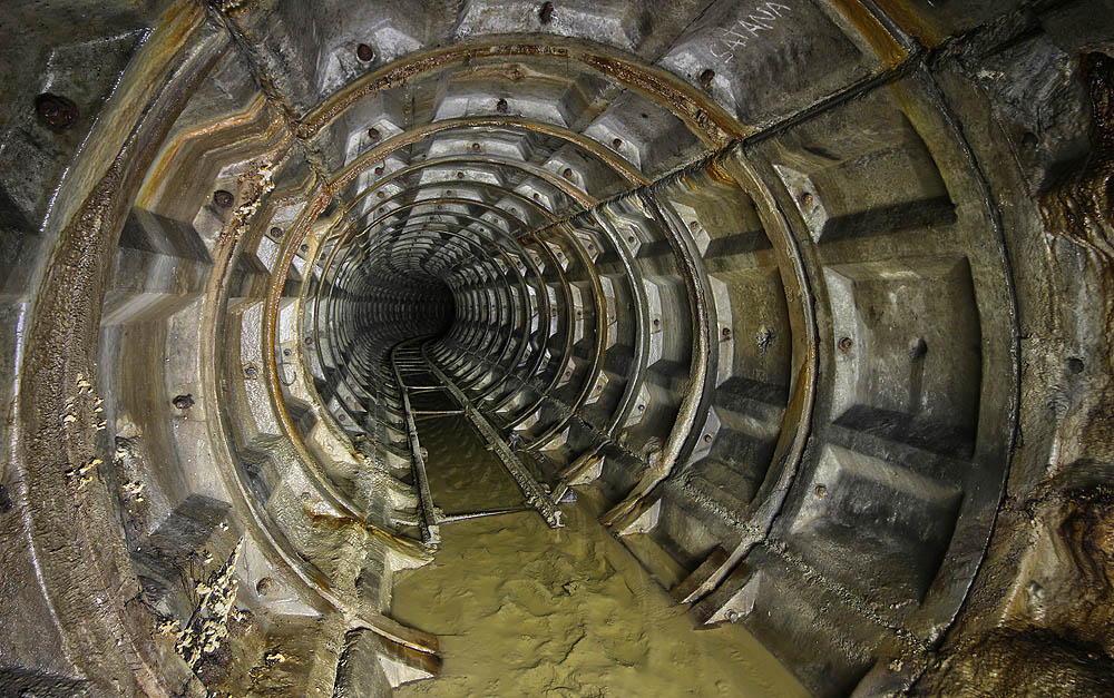 Adi dva kilometry dlouhá štola z betonových segmentů opravdu konstrukcí připomíná tunely sovětského metra, ovšem ve výrazně menším měřítku. Složitým způsobem se vine pod kopcem, na kterém stojí historické město a pomáhá z něj odvádět přebytečnou vodu, jež byla v minulosti příčinou několika ošklivých sesuvů.