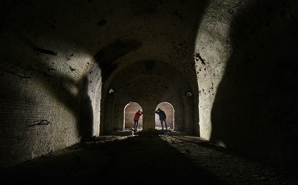 Díky Doubravce jsme se však nemuseli spokojit pouze s moderními podzemními tunely. Svým šestým smyslem odhalila také dvůr ve svahu, ze kterého vedla cesta do rozsáhlých podzemních skladů vína z dob Rakouska (prázdných).