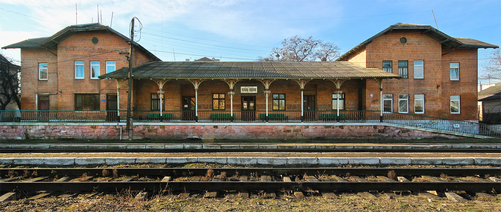 Na Nový rok jsme zahájili zpáteční cestu. Když jsem se aspoň trošku vyspali, vyrazili jsme autem do Lvova a dále přes Polsko domů. Naší první zastávkou bylo černovické jižní nádraží. Stavba s krytým prvním nástupištěm nese na první pohled známky typické rakouské nádražní architektury - rozpoznatelné jsou i přes nánosy (post)sovětských materiálů jako jsou vlnitá střešní krytina, lesklé kachličky či plastová okna.