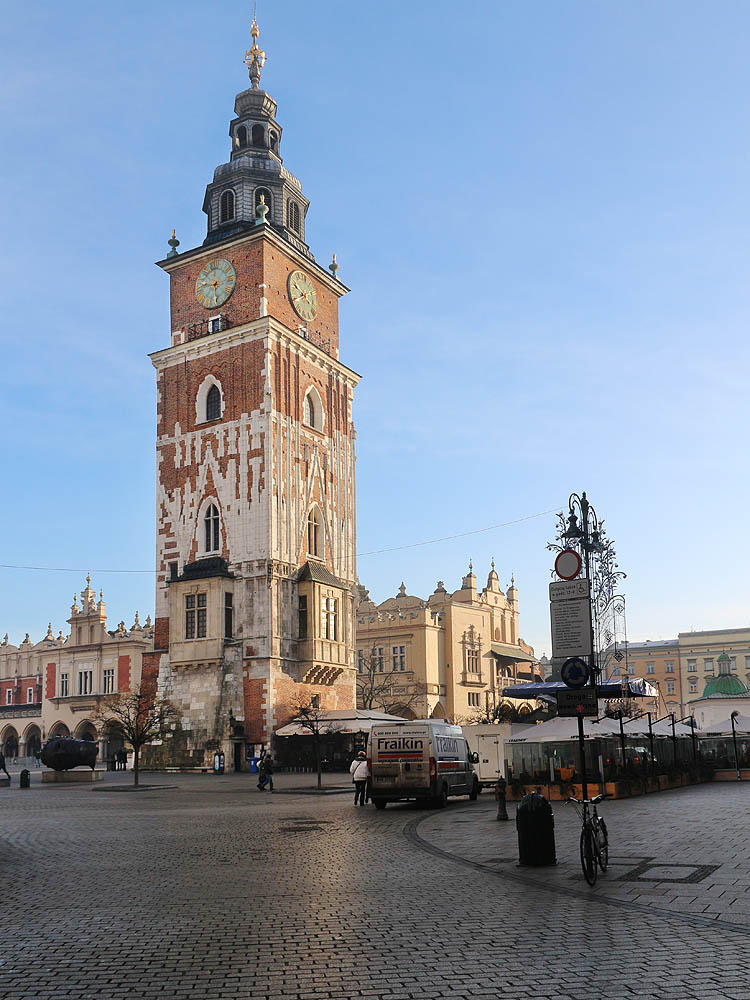 Předposlední zastávkou se na naší zpáteční cestě stal Kraków, kde jsme strávili dvě hodinky spaním v autě na předměstí a pak slunečné ráno při snídani v naší oblíbené pizzerii na hlavní třídě.