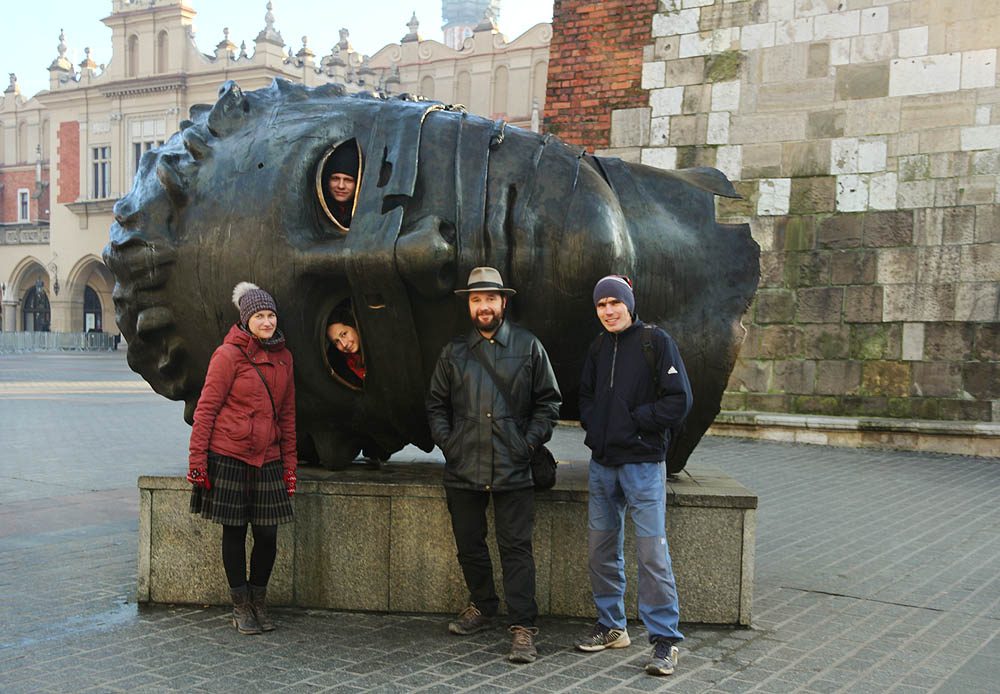 Konečně došlo taky na (povedenou) společnou fotku. S utrženými hlavami od nedávno zesnulého polského sochaře Igora Mitoraje jsme se přesně před pěti roky <a href="/reportaz/2012SIC">setkali na silvestroském vandru v sicilském Agrigentu</a>.