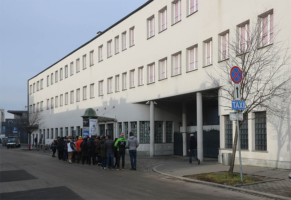 Konečně zbyl čas také na ptohlídku půvoní židovské továrny, proslavené nacistou Oskarem Shindlerem, který ji koupil a díky otrocké práci svých Židů byl schopen zachránit celkem 1200 lidí.