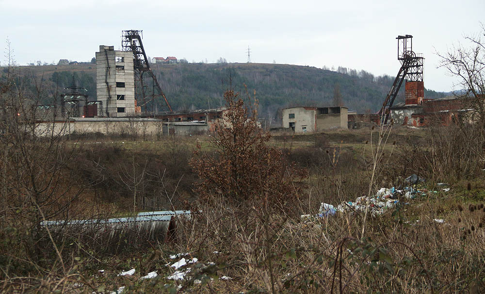 V Solotvinu jsme navštívili proslulou zhroucenou šachtu č. 7 solných dolů, kde lze bez problémů spadnout do půl kilometru hluboké nezakryté šachty.