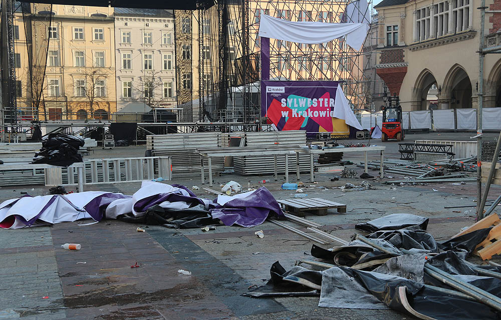 Úklid na hlavním krakovském náměstí po bujarých oslavách nového roku 2018.