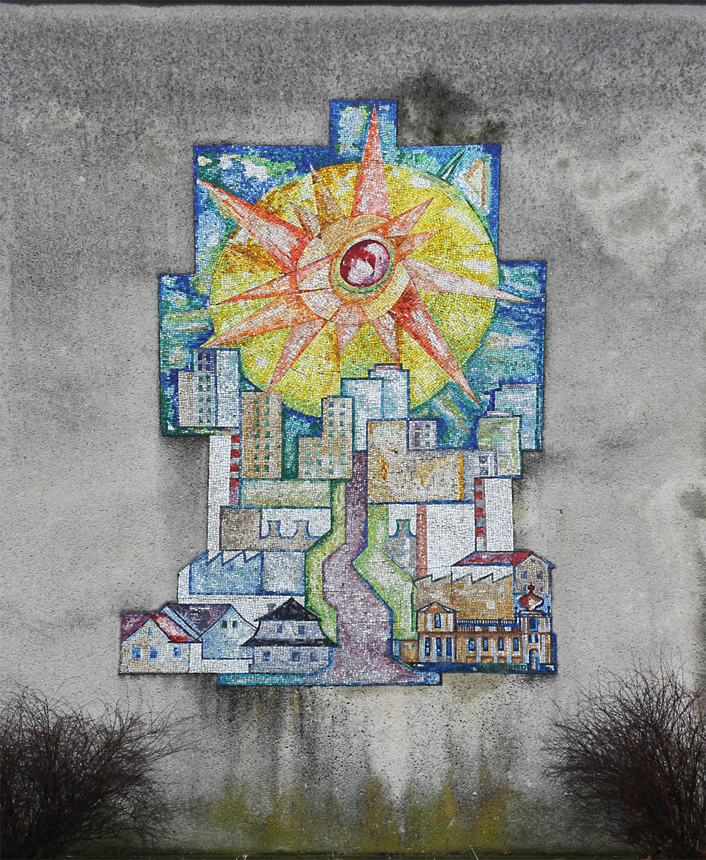 Loučíme se obrázkem vpravdě ukrajinským: několikametrovou nástěnnou mozaikou z roku 1977 na paneláku v Kopřivnici.