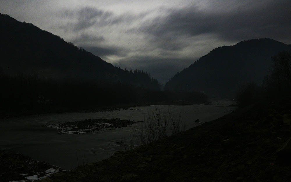 Cesta přes Karpaty byla dramatická. Téměř celou druhou noc jsme opět strávili v autě na cestách, které neviděly asfalt už desítky let při rychlosti zhruba 10 km/h.