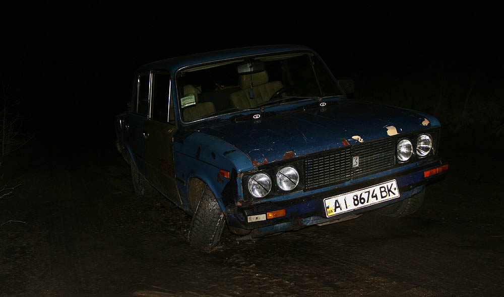 Hrůzným zážitkem byl o půlnoci objev Žigulíku duchů, který trčel uprostřed rozježděné vozovky nedaleko silnice z 80. let, kterou nikdy nikdo nedokončil. Běželi jsme k potemnělému autu, ale mrtvého řidiče jsme naštěstí nenašli, pouze ulomené přední kolo.