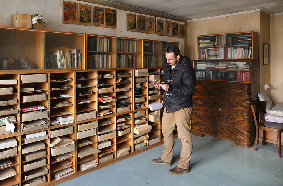 Kamarád Rolf v obývacím pokoji a současně pracovně Jaroslava Foglara. Obrovský objem korespondence, rukopisů a poznámek si vyžádal důkladný systém třídění, podobný kartotéce.