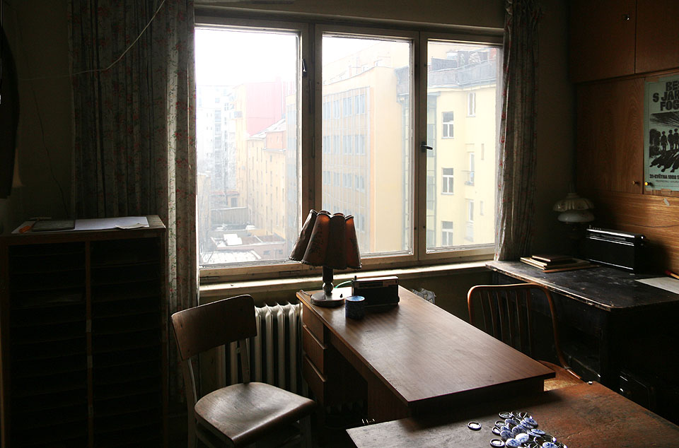 U tohoto stolu vznikaly některé z Jestřábových příběhů, jež tolik učarovaly generacím kluků a holek. Neboli, jak by napsal sám spisovatel, chlapců a dívek.