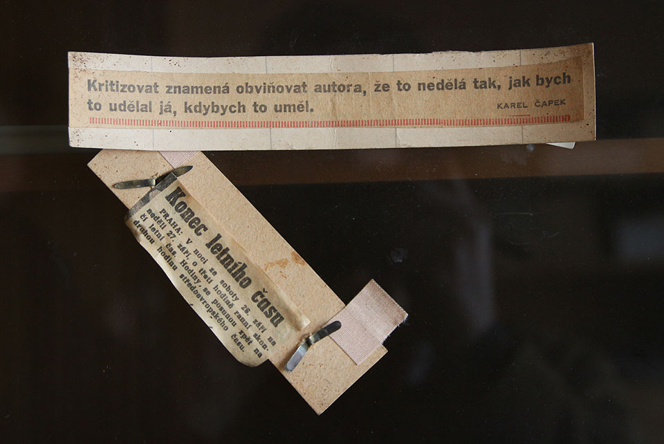 Mají snad tyto dva výstřižky nějakou souvislost?