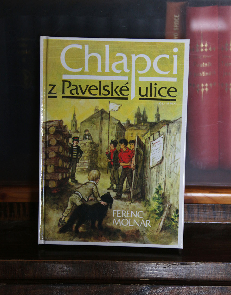Literární teoretici se sklony ke konspiračním teoriím občas zmiňují tuto knihu maďarského spisovatele Molnára jako pravděpodobný zdroj inspirace pro Foglarovu Záhadu hlavolamu. Snad pravděpodobnější, než že Jestřáb opisoval, je fakt, že sami kluci na sklonku 19. století přebírali své zvyky od města k městu, třeba z Budapešti do Prahy či zpět. Ať už šlo o bitvy na pláccíh, klubovny či vlajky jednotlivých ulic. Faktem je, že ve Foglarově knihovničce Chlapci z Pavelské ulice nechyběli…