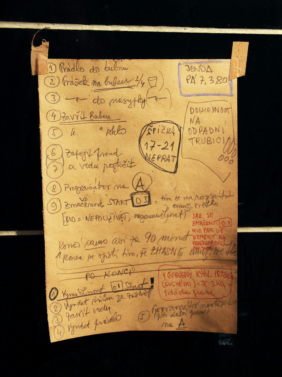 A přesto se lze i řadu let po jeho odchodu do věčných lovišť s Jestřábem až téměř intimně sblížit. Třeba ve chvíli, kdy člověk zjistí že není sám, kdo má problémy s ovládáním automatické pračky.