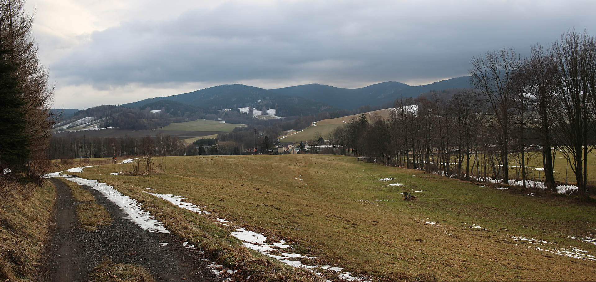 Nad Adolfovicemi se nám zdálo, jako by už do Jeseníků chtělo přijít jaro.