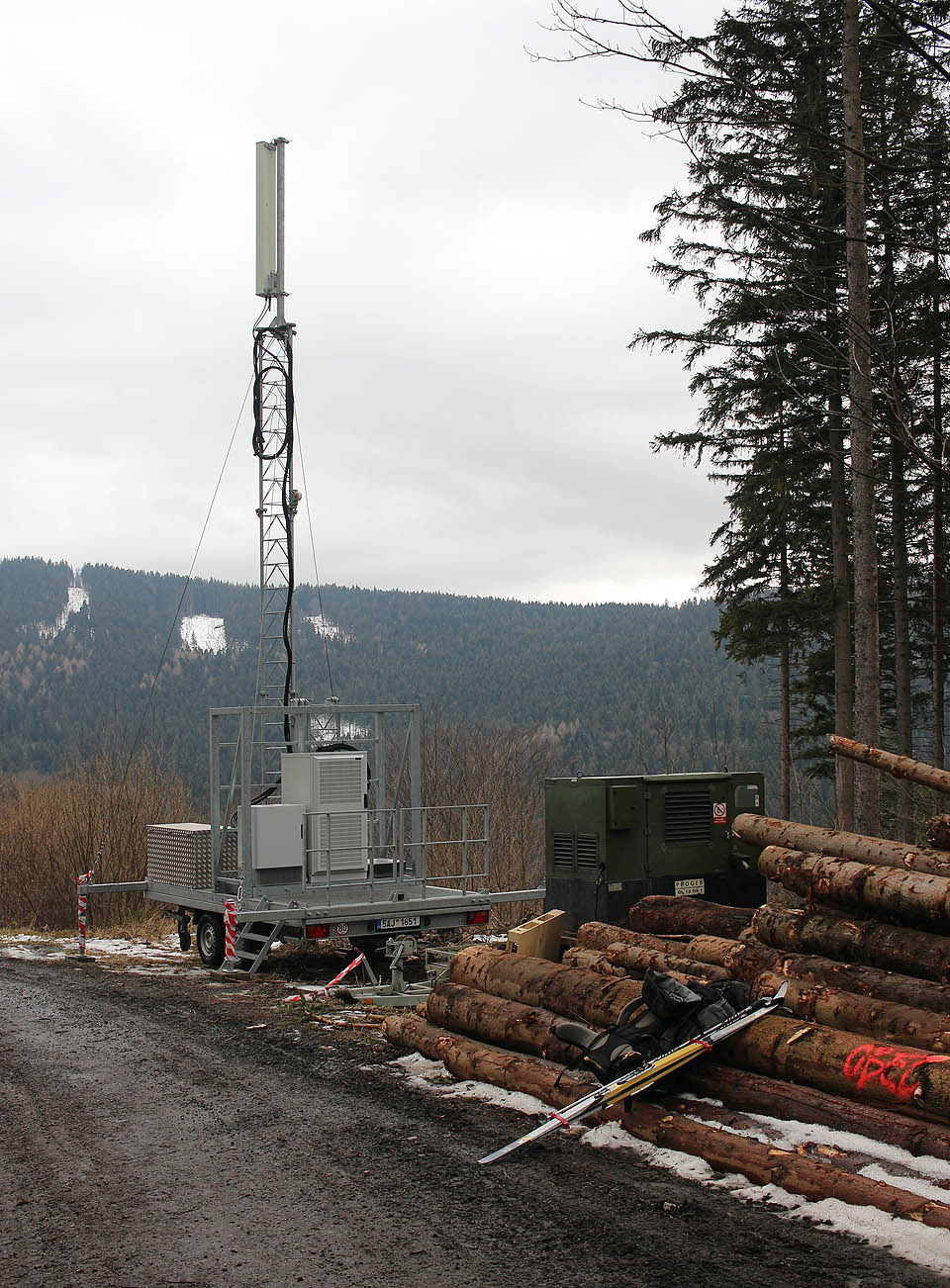 Neobvyklé setkání jsme zažili na Opské spojce, kde nad krajinu vykukoval mobilní vysílač pro mobilní telefony, napájený přistaveným vojenským agregátem. Původně jsme mysleli, že jde o náhradu za větrem poškozený vysílač.