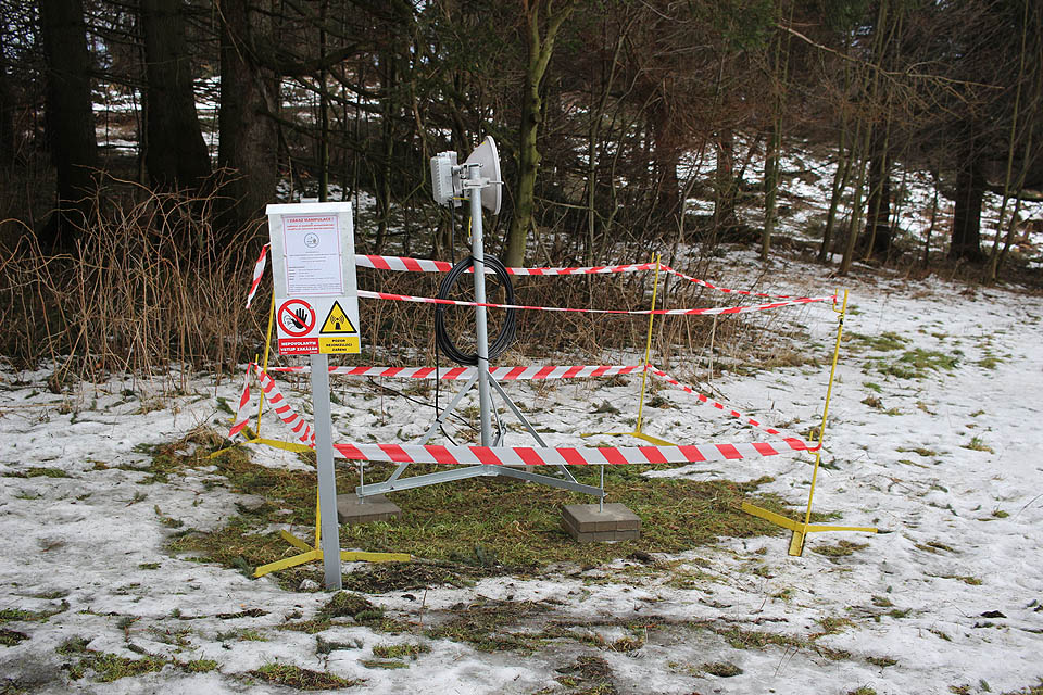 Z cedule u směrové antény opodál jsme však zjistili, že jde o vojenskou infrastrukturu pro zimní závod Winter Survival. Usoudili jsme, že podobný přechod, který mají za úkol vojáci, zvládneme i bez vysílače. Snad aspoň nebudeme muset zachraňovat zraněné.