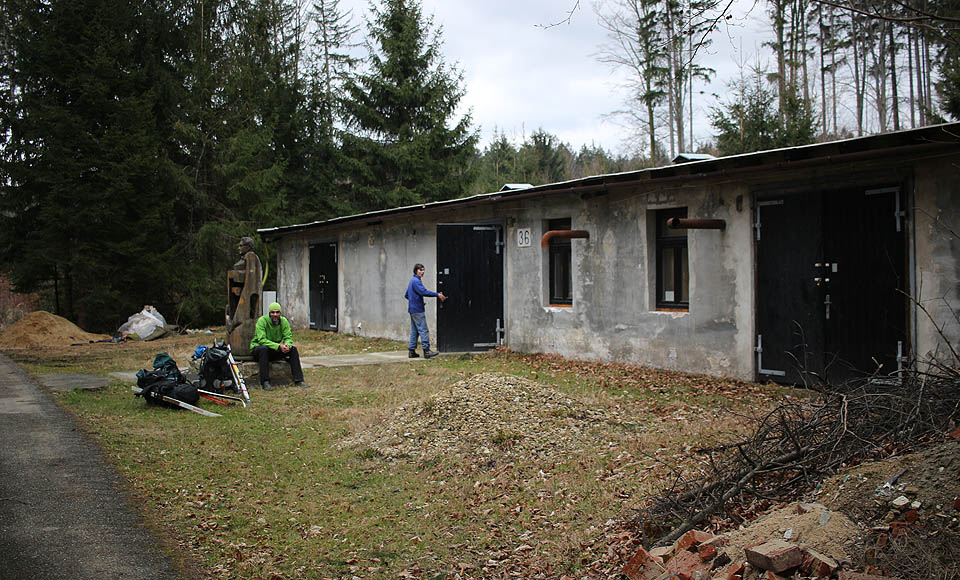 A jsme tady. Na <a href="/Tema/Muna Mikulovice">Muně</a> jsme se příliš neohřáli - když jsme po dvou dnech dorazili na místo, zbývalo do odjezdu vlaku 45 minut.