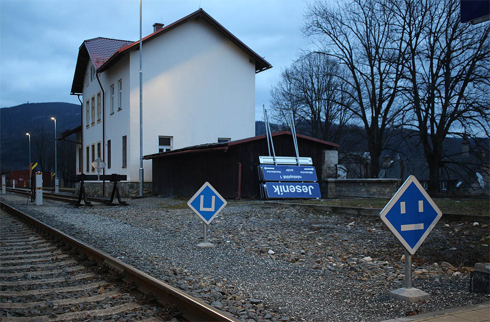 V <a href="/Tema/Jeseník (žst)">Jeseníku</a> jsme přestoupili na vlak do <a href="/Tema/Hanušovice (žst)">Hanušovic</a> a tam ještě jednou na vlak do <a href="/Tema/Staré město pod Sněžníkem (žst)">Starého města</a>, odkud vzal kluky do Seninky k autu Tomášův známý, kterého jsme náhodou potkali.